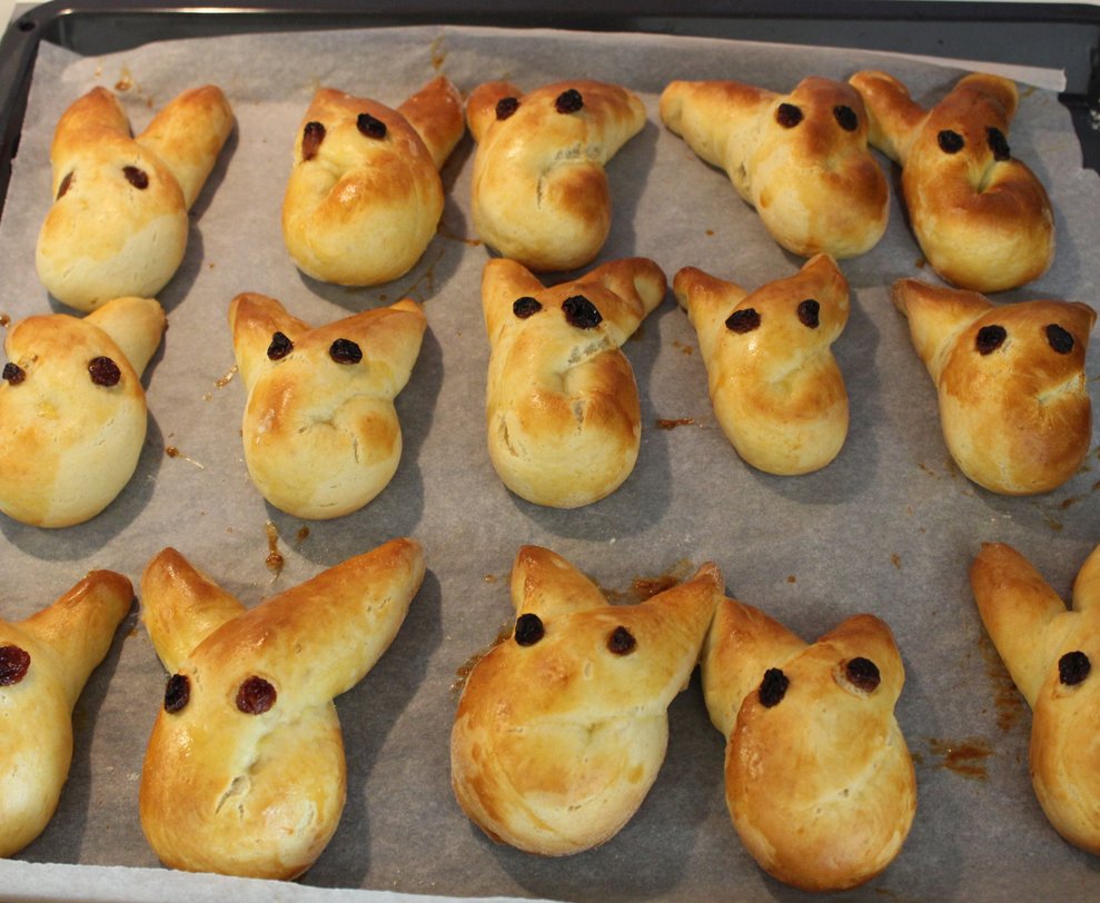 Fertige Germteig-Osterhasen.