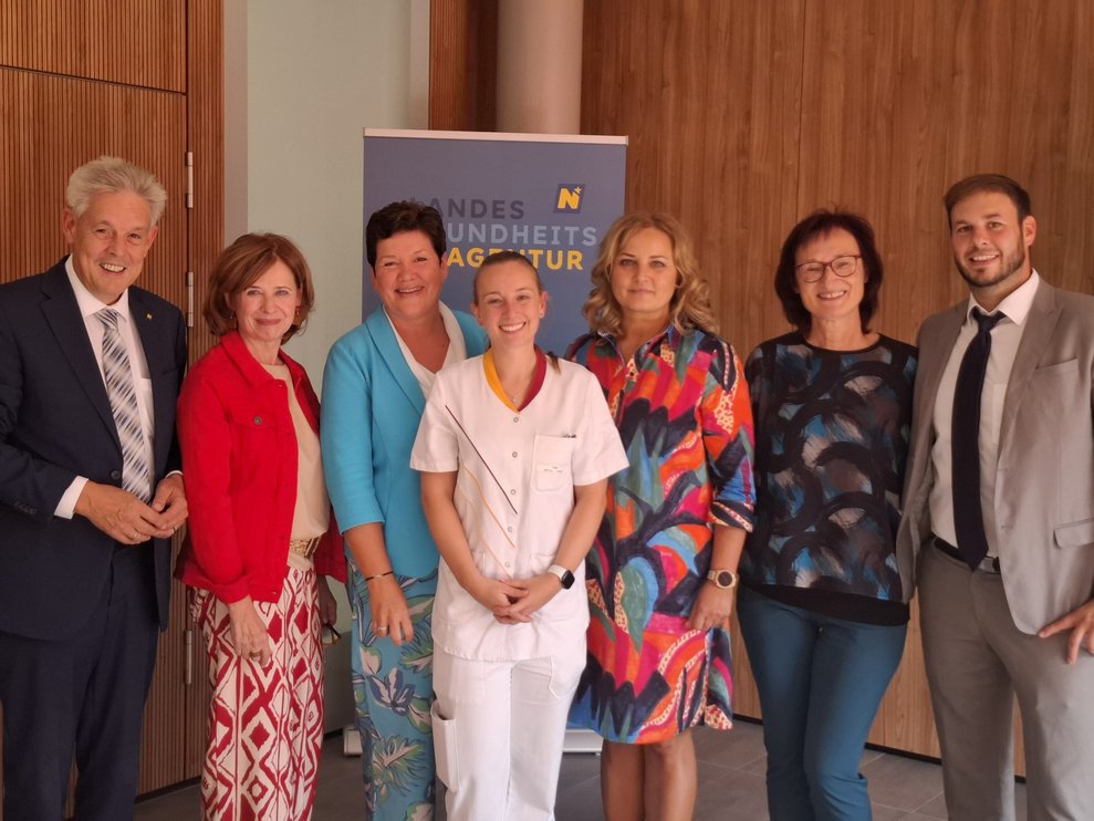 LAbg. Hermann Hauer, kfm. Direktorin Anita Koller, Ulrike Steinbrecher und ihre Nachfolgerin Tanja Weigl, Pflegedirektorin Gabriela Blahova, Christine Lechner und ihr Nachfolger Rene Pötscher.