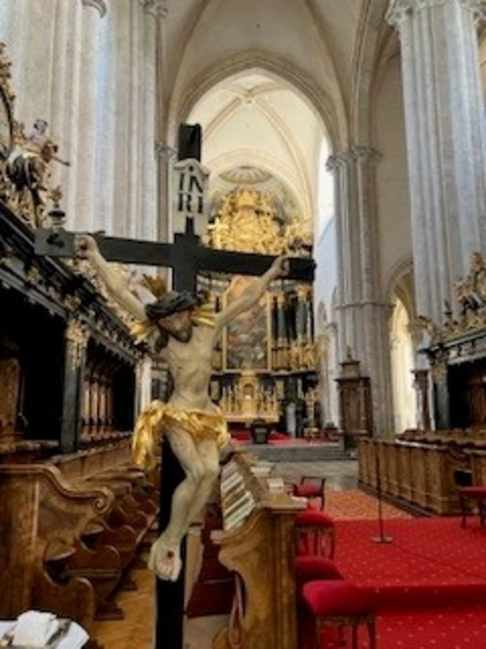 Jesuskreuz inmitten der Kirche