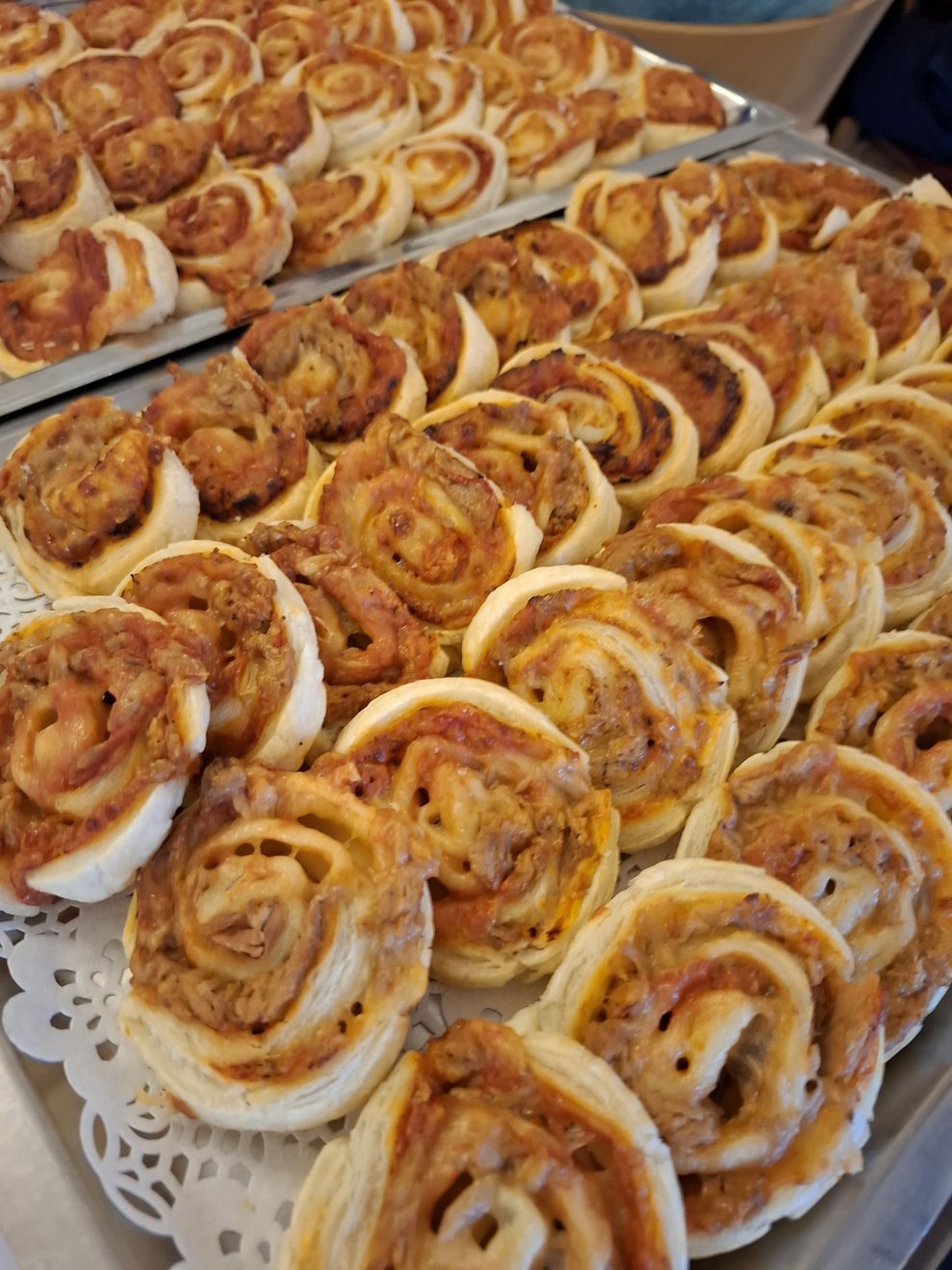 Zu Essen gab es Krapfen und verschiede Sorten pikanter Pizzaschnecken.