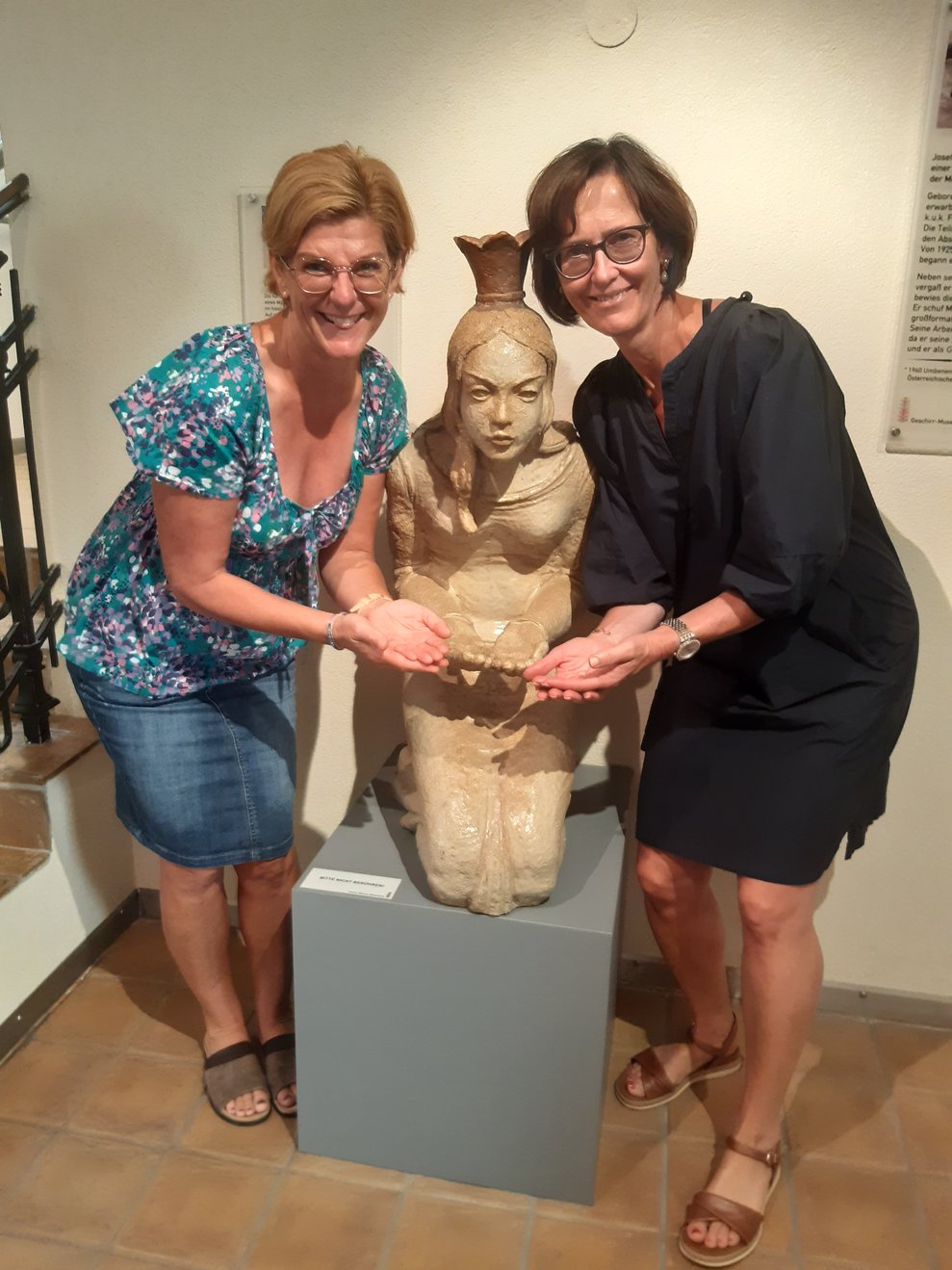 2 Damen in der Ausstellung.