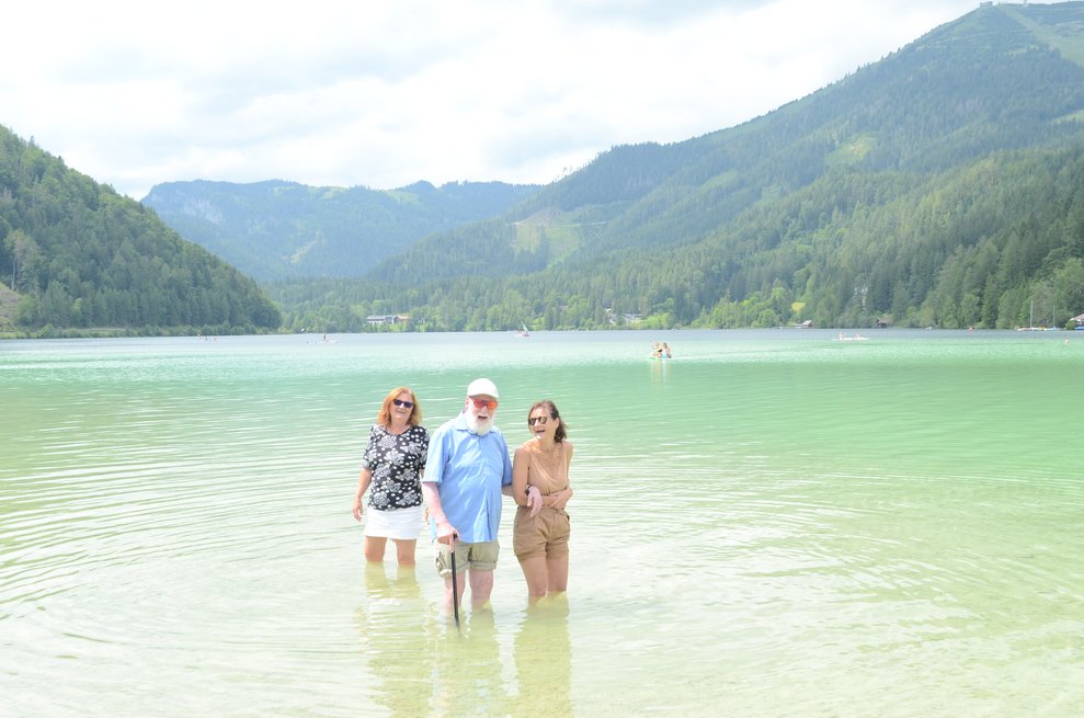 Bewohner mit Mitarbeiterinnen im Wasser