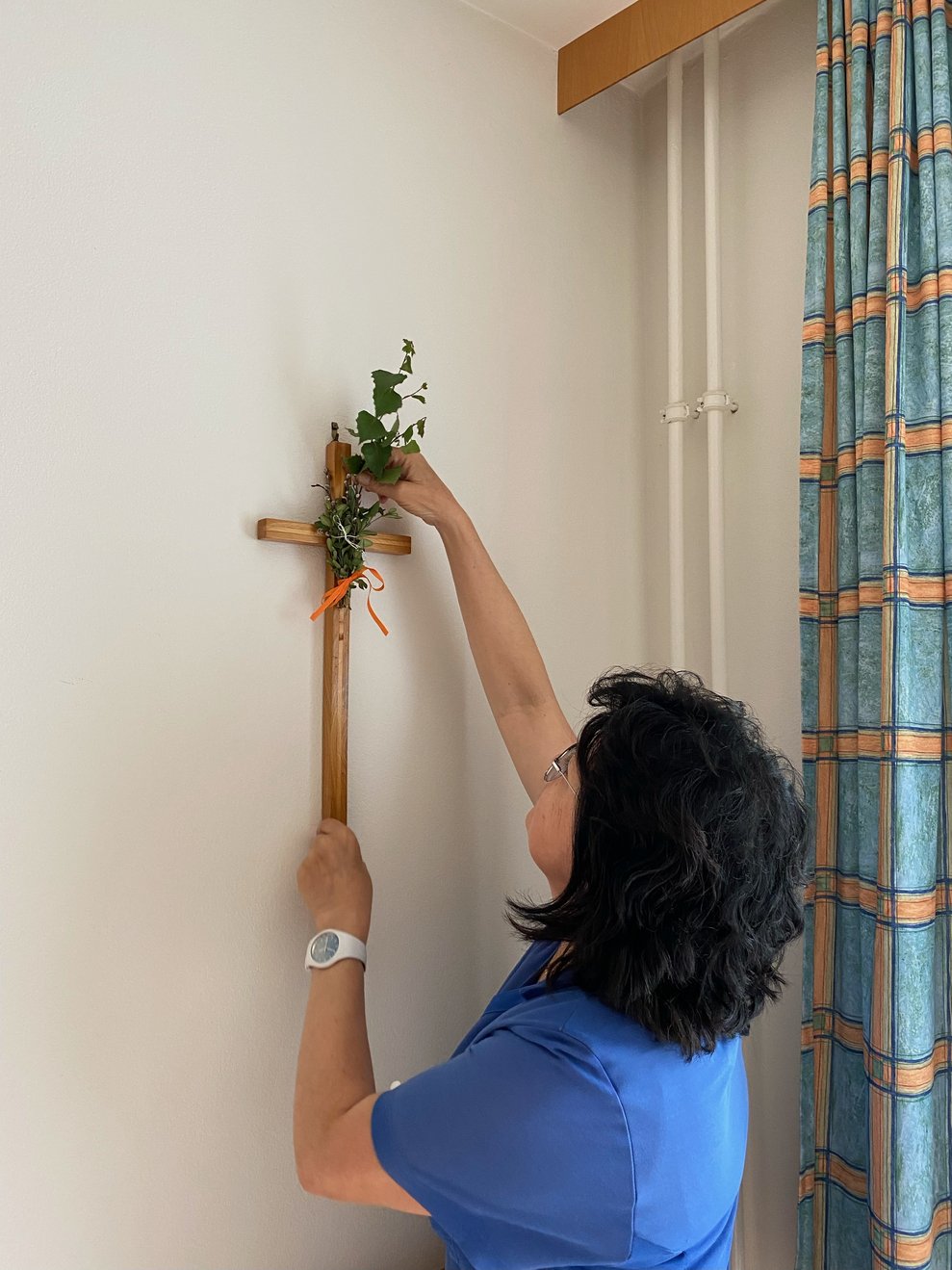 ein geweihter Birkenzweig wird in alle Zimmer angebracht