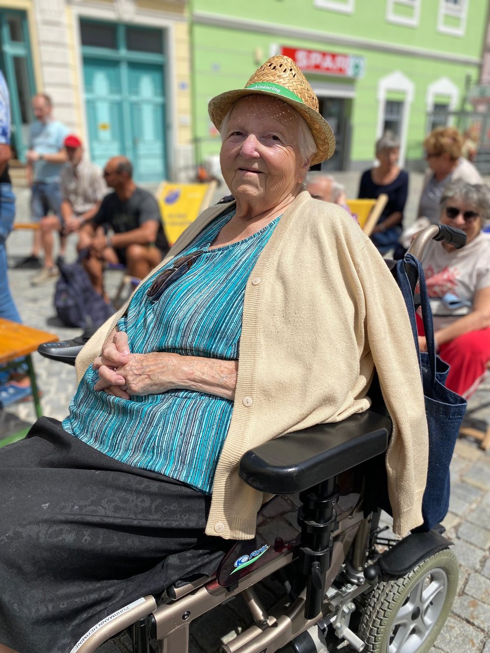 Eine Frau mit einer Weste.