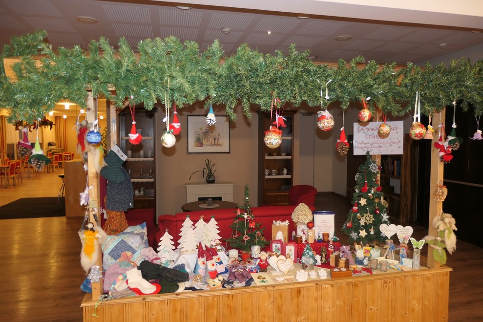 Ein weihnachtlicher Verkaufsstand.