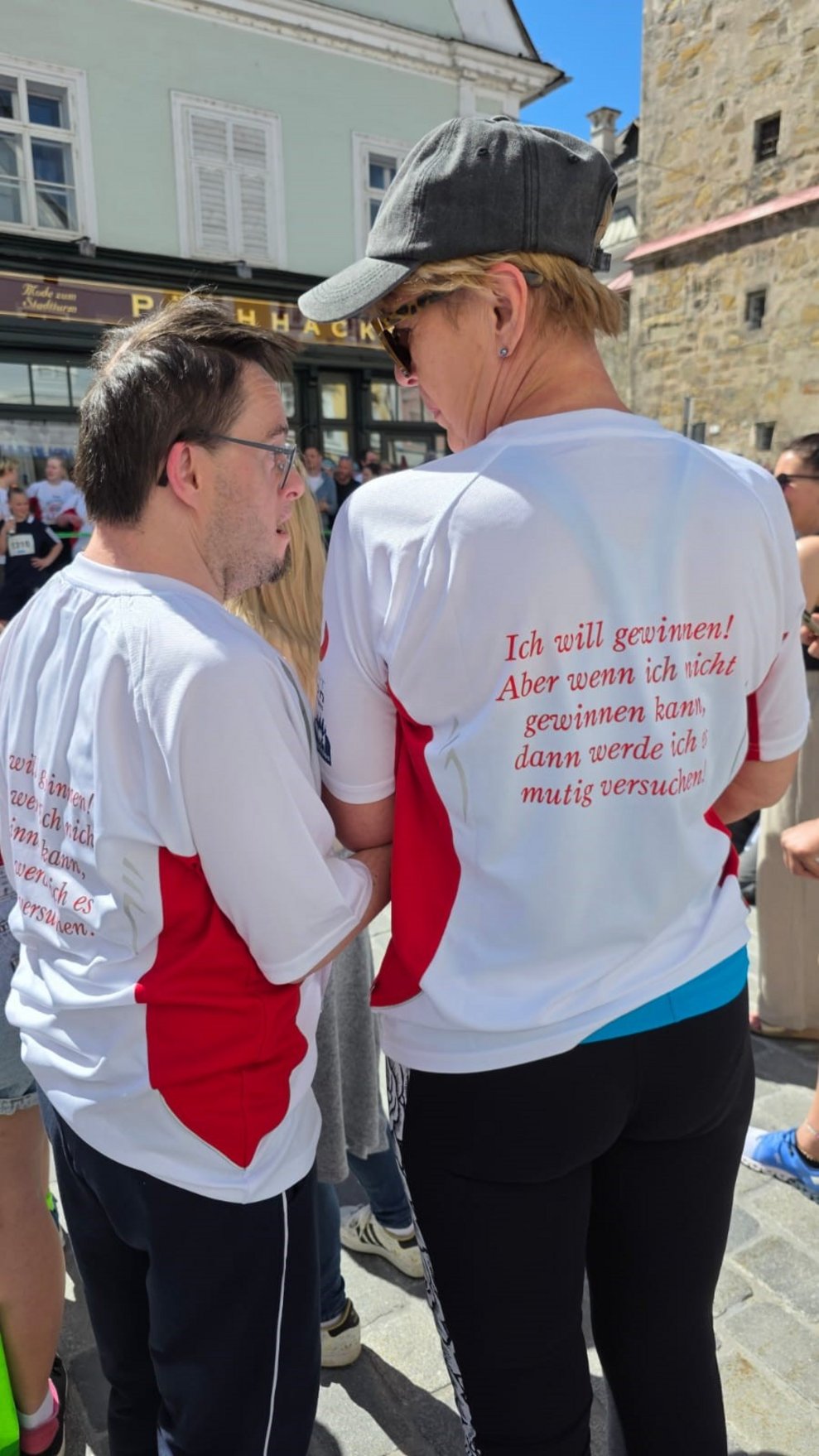 Zwei Personen stehen mit dem Rücken zur Kamera