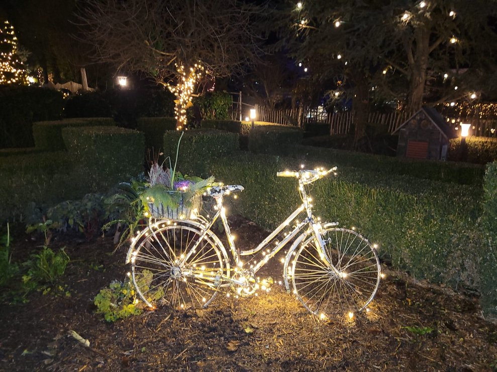 Ein beleuchtetes Fahrrad.