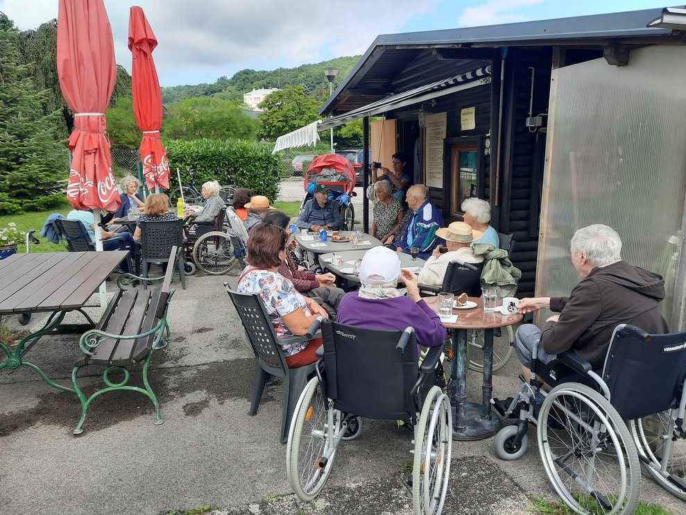 Die gesamte Gruppe bei Kaffee und Kuchen.