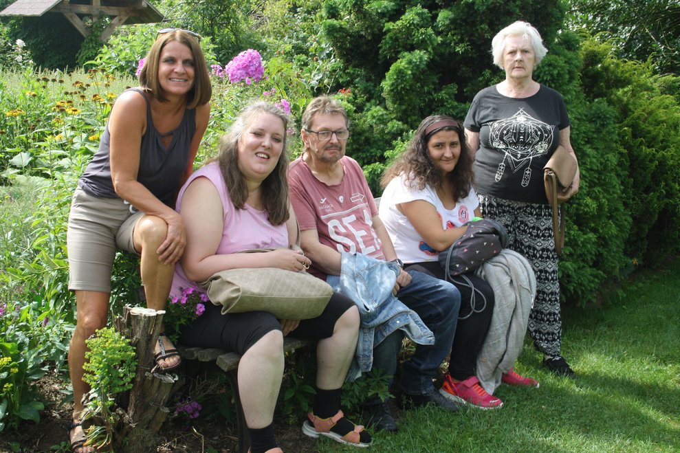 Personen in einem Garten