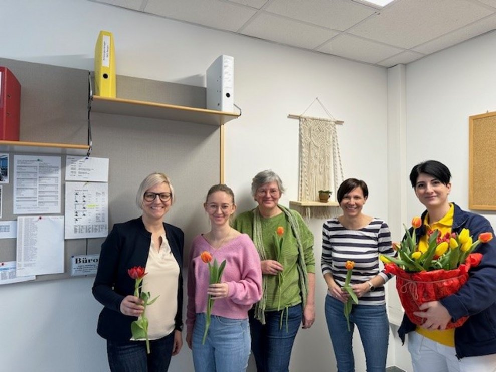 auch in der Verwaltung gibt es Blumen für die Mitarbeiterinnen