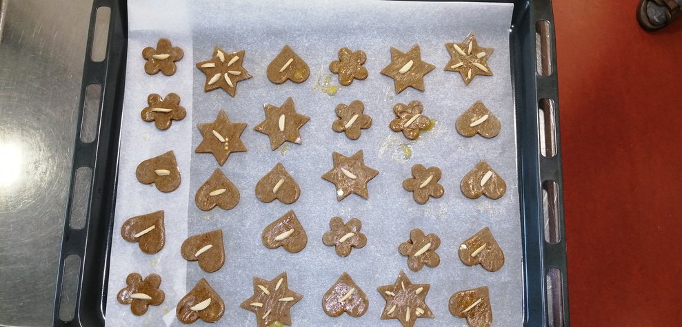 Den Teig in Frischhaltefolie wickeln und für 1 Stunde im Kühlschrank rasten lassen.