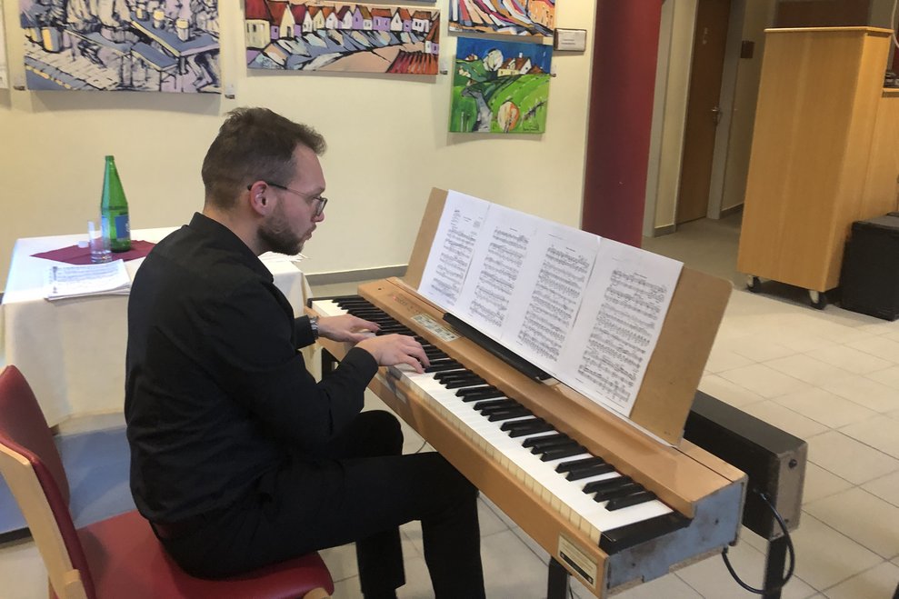 Ein Mann spielt Klavier.