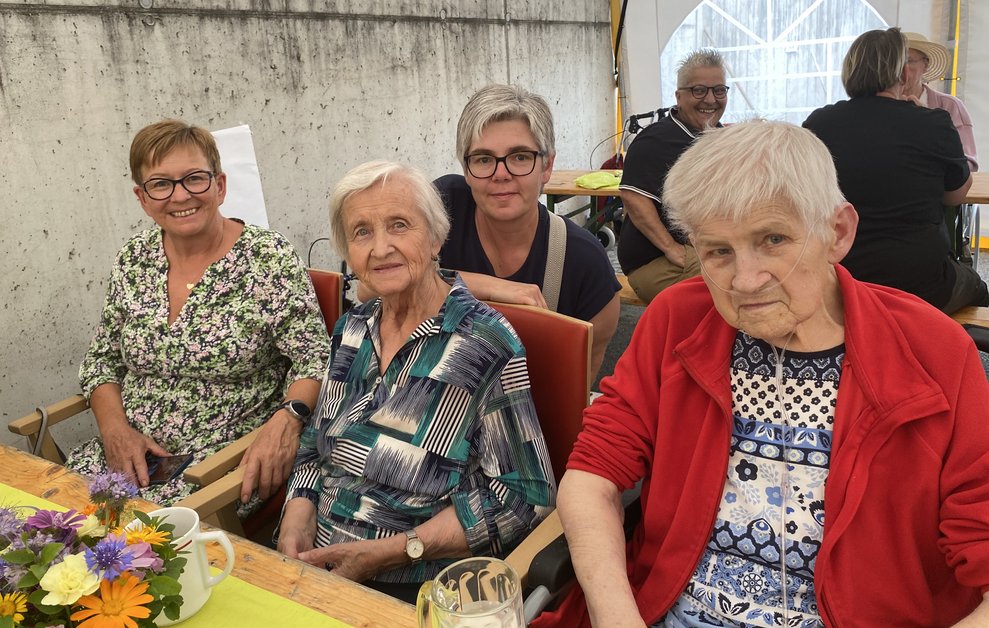 Die vier Damen verstehen sich gut.