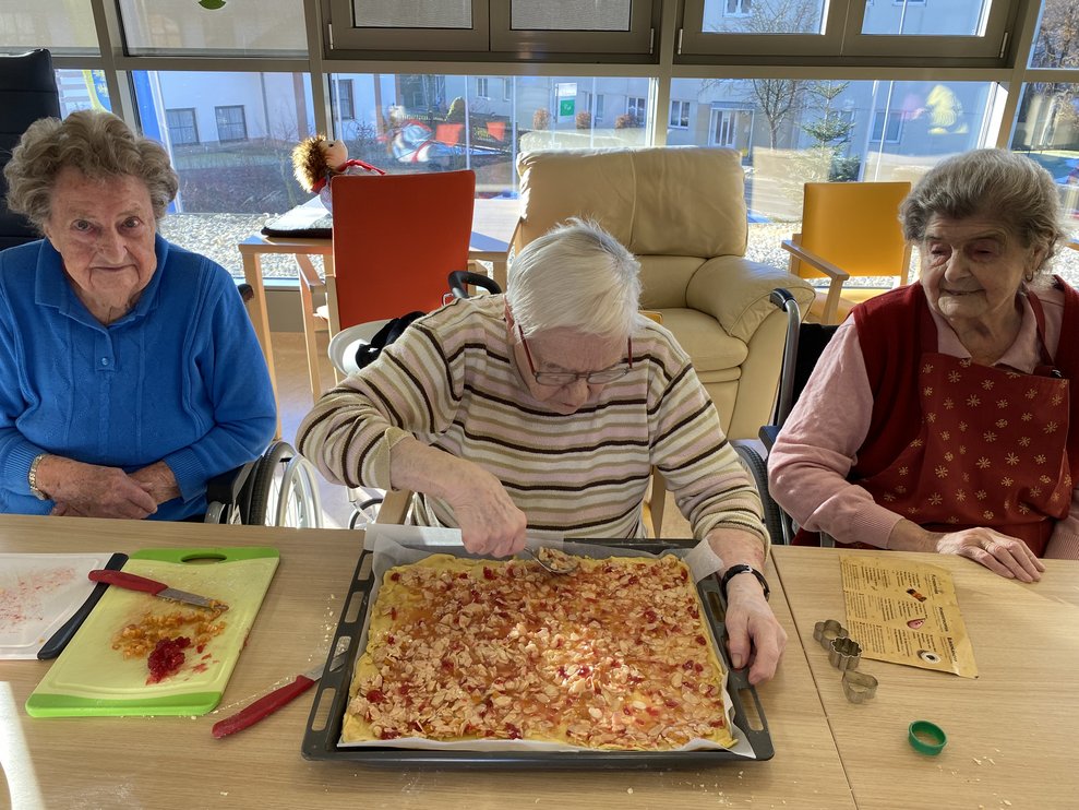Frau Zalto wird beim Backen der Florentiner ganz genau auf die Finger geschaut.