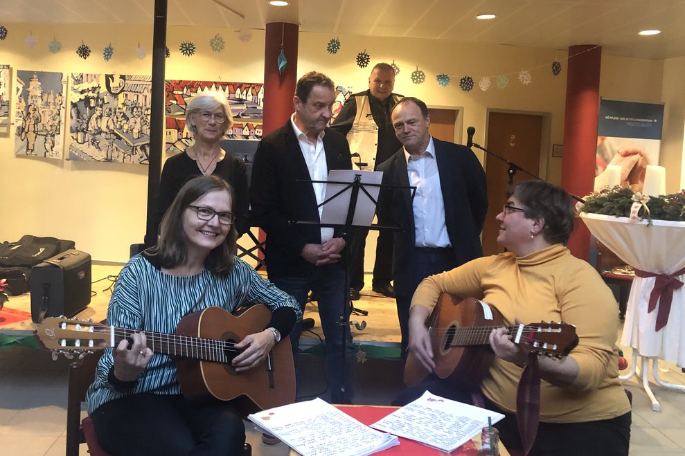 Musiker und Sänger singen Weihnachtslieder.
