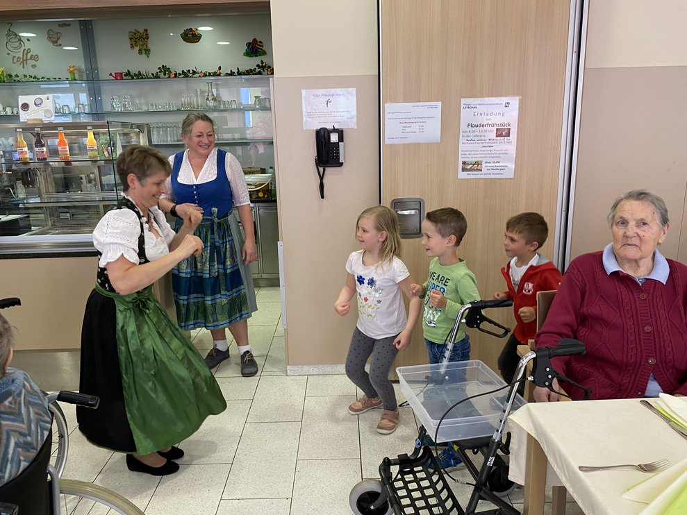 ... tanzen alle zusammen, den Vogerltanz.