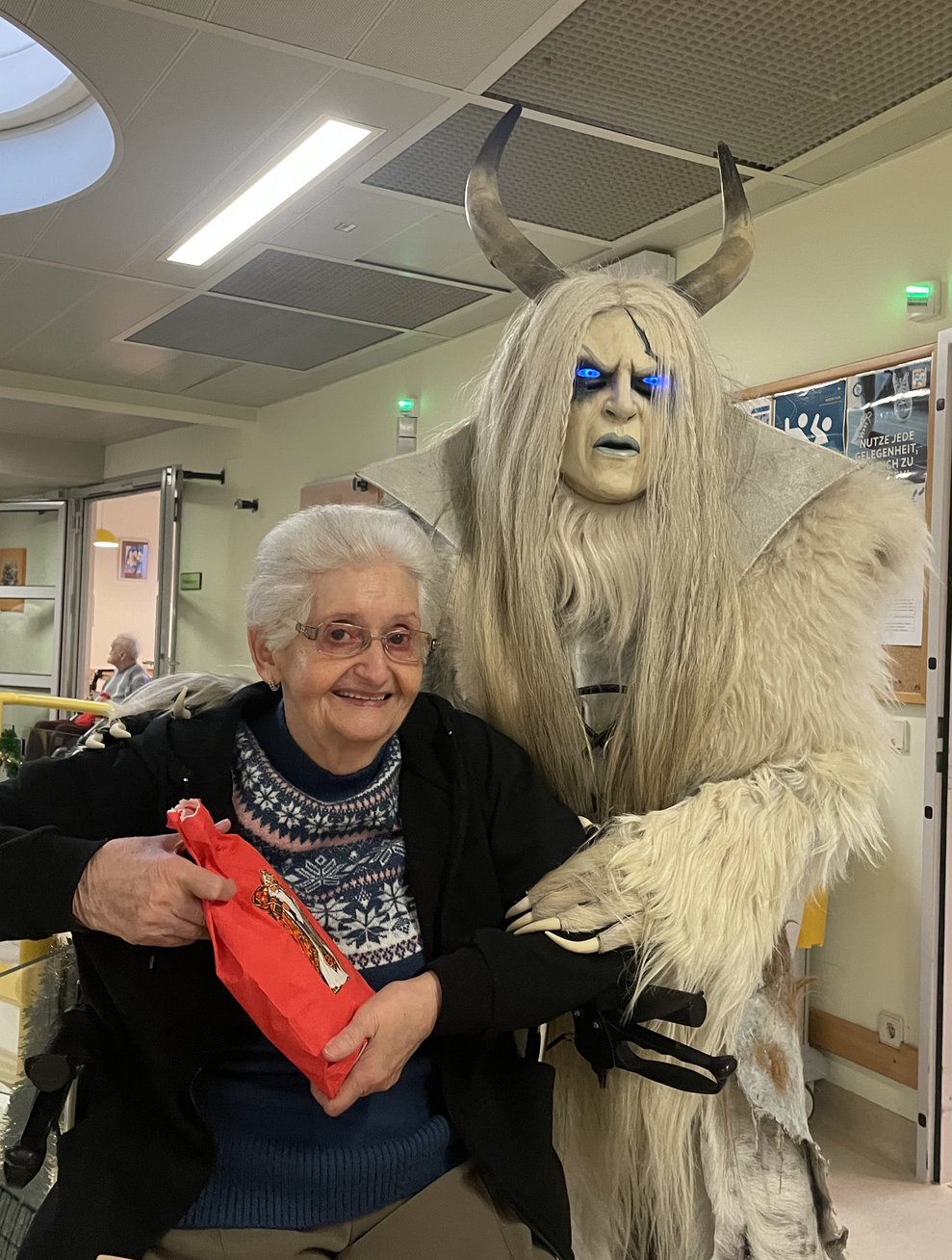 Krampus mit einer Dame. 