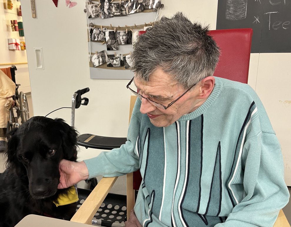Bewohner mit Therapiehund