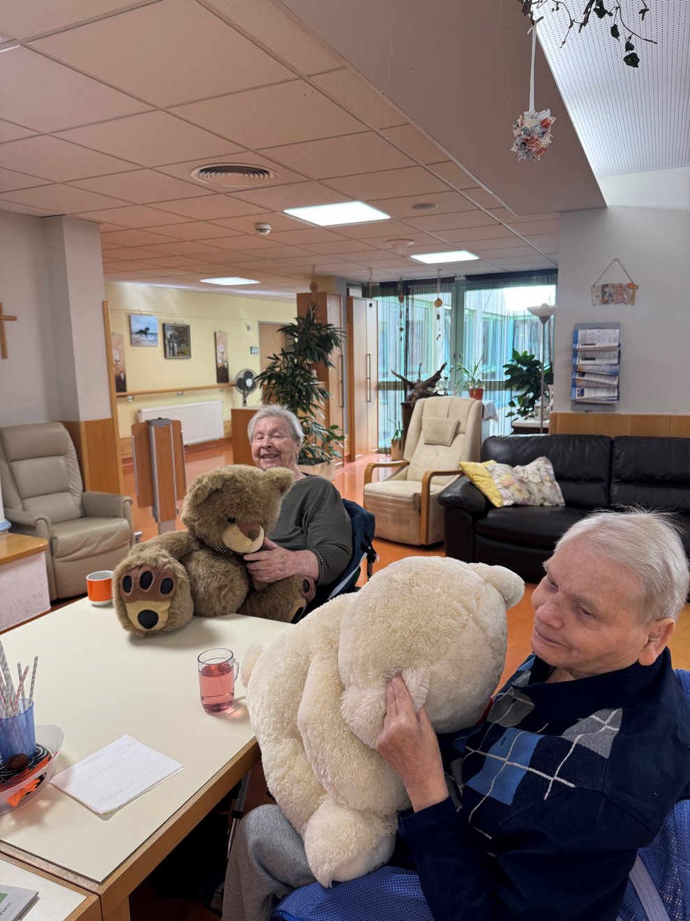 Zwei Herren mit einem Teddy Bären