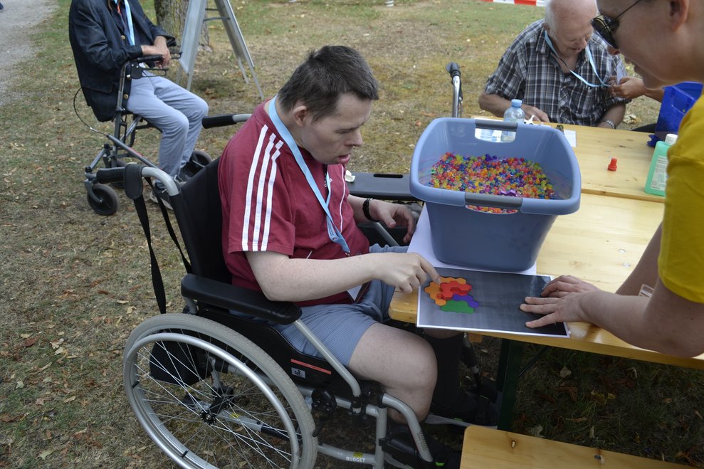 Mann im Rollstuhl