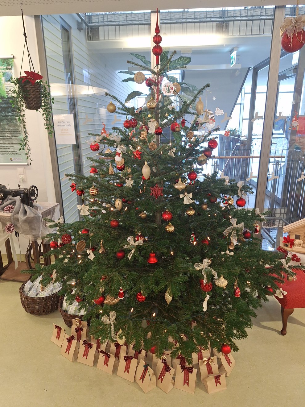 Vom Wohnbereich Seerose stammt dieses Bild: Der Christbaum, geschmückt in traditionellem Rot und Gold.