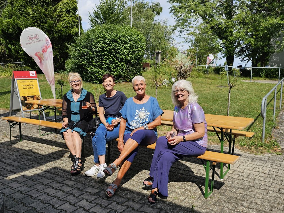 Ein Teil des ehrenamtlichen Teams, dass es sich in der Sonne gemütlich gemacht hat und auf die Festgäste wartet. 