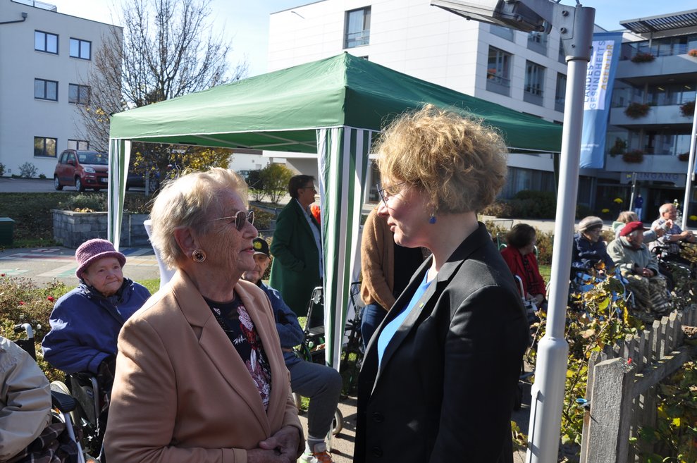 Landerätin Mag. Christiane Teschl-Hofmeister im Gespräch mit Martha Hofbauer