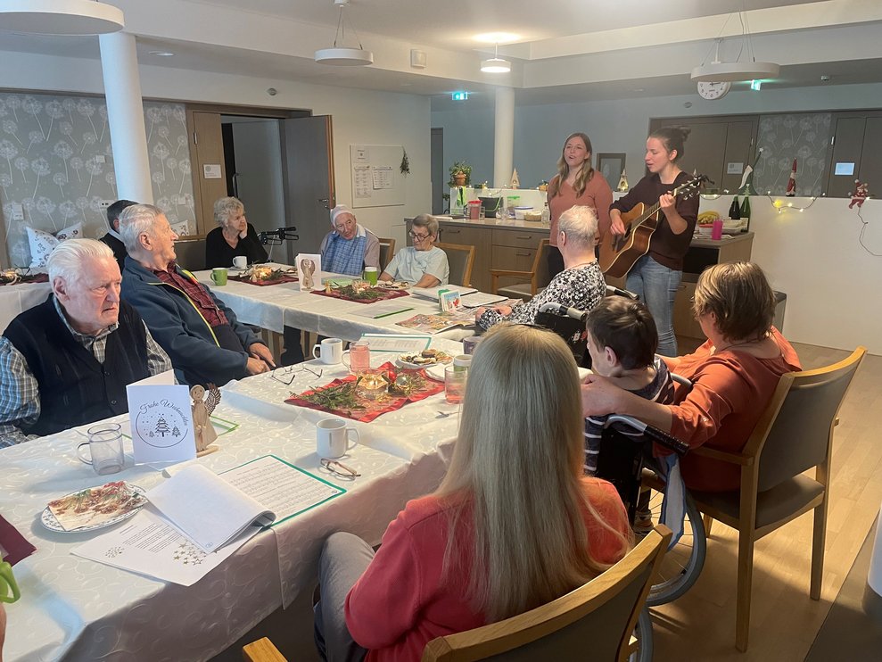 Gemeinsam beim Musizieren in der Wohngruppe.