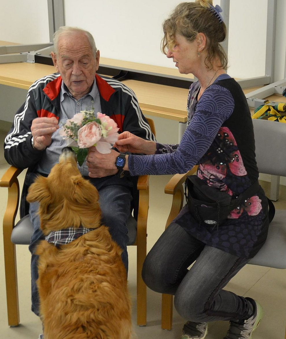Zwei Personen und ein Hund