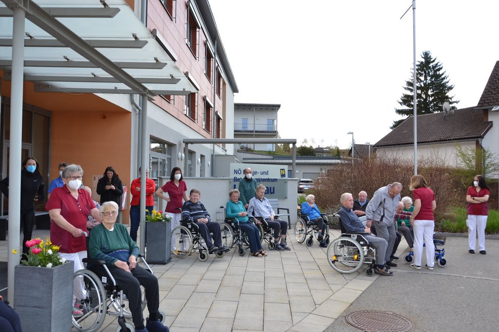 Die BewohnerInnen schauten zu... Die BewohnerInnen schauten zu...