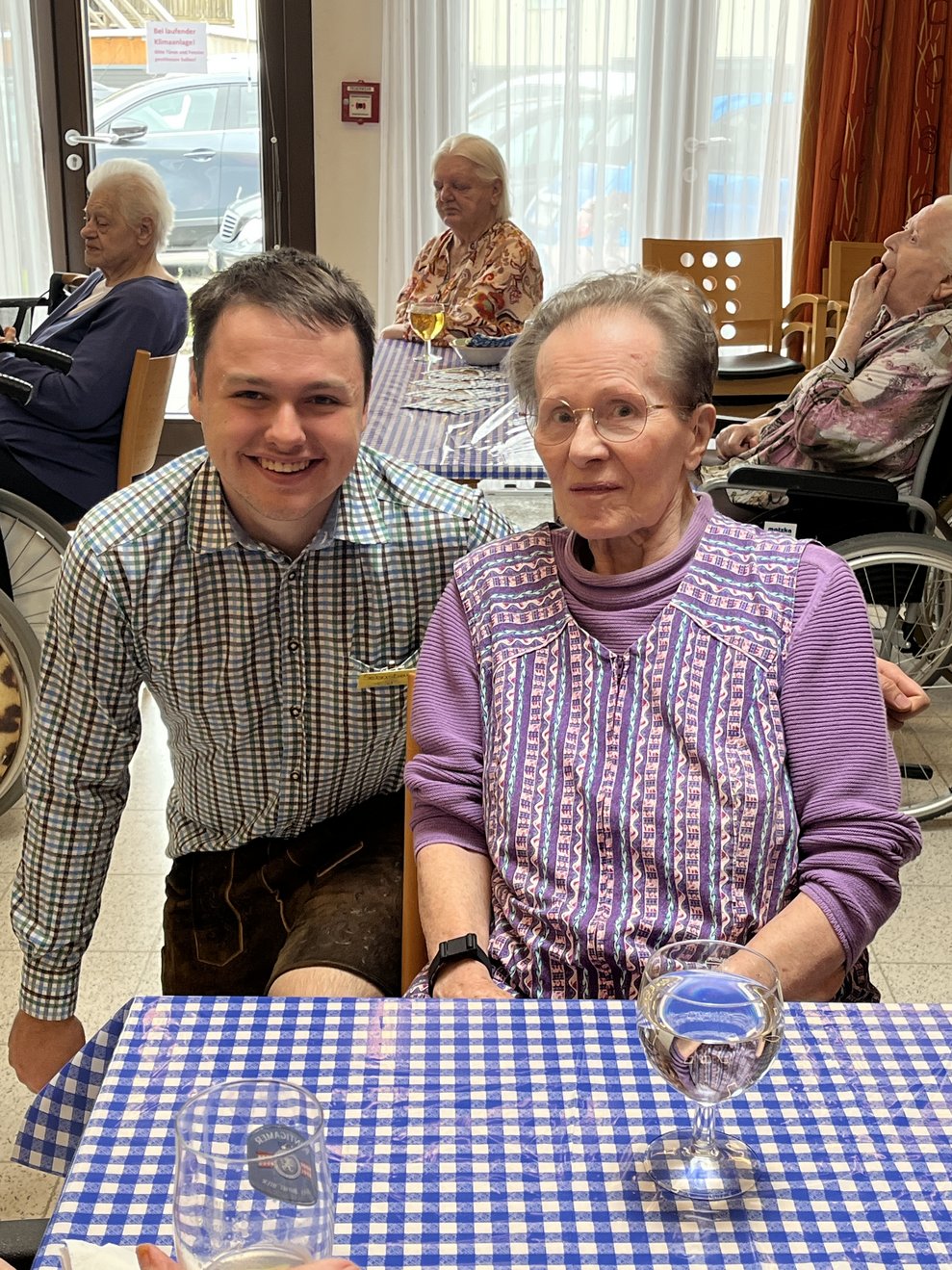 FSJ Sebastian mit Bewohnerin