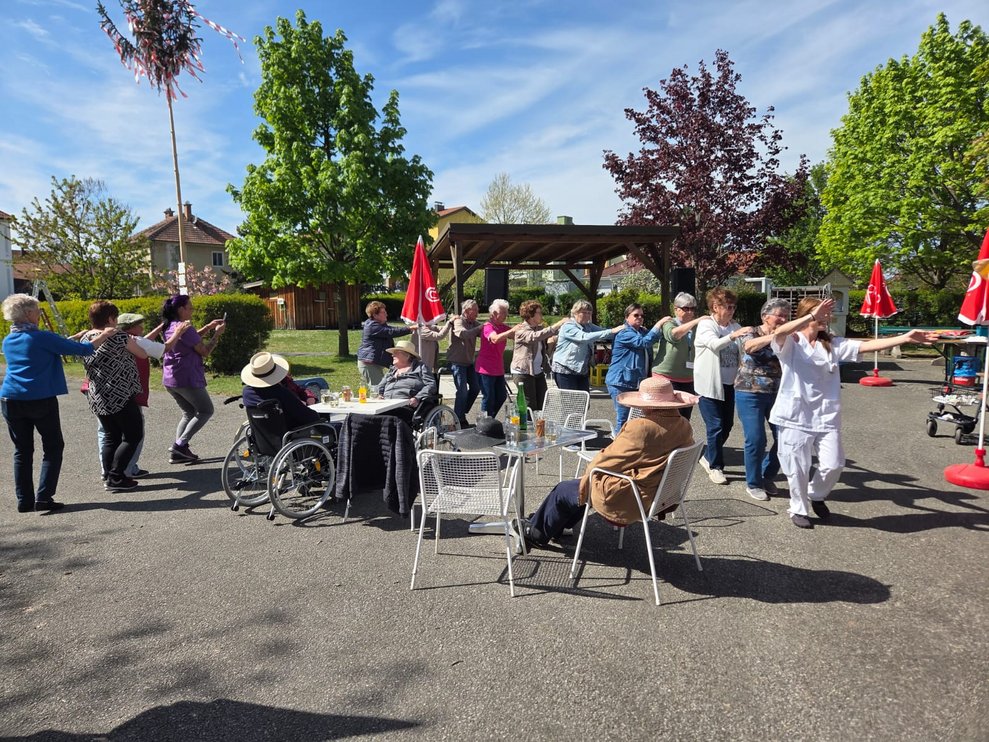 Polonaise wird getanzt.