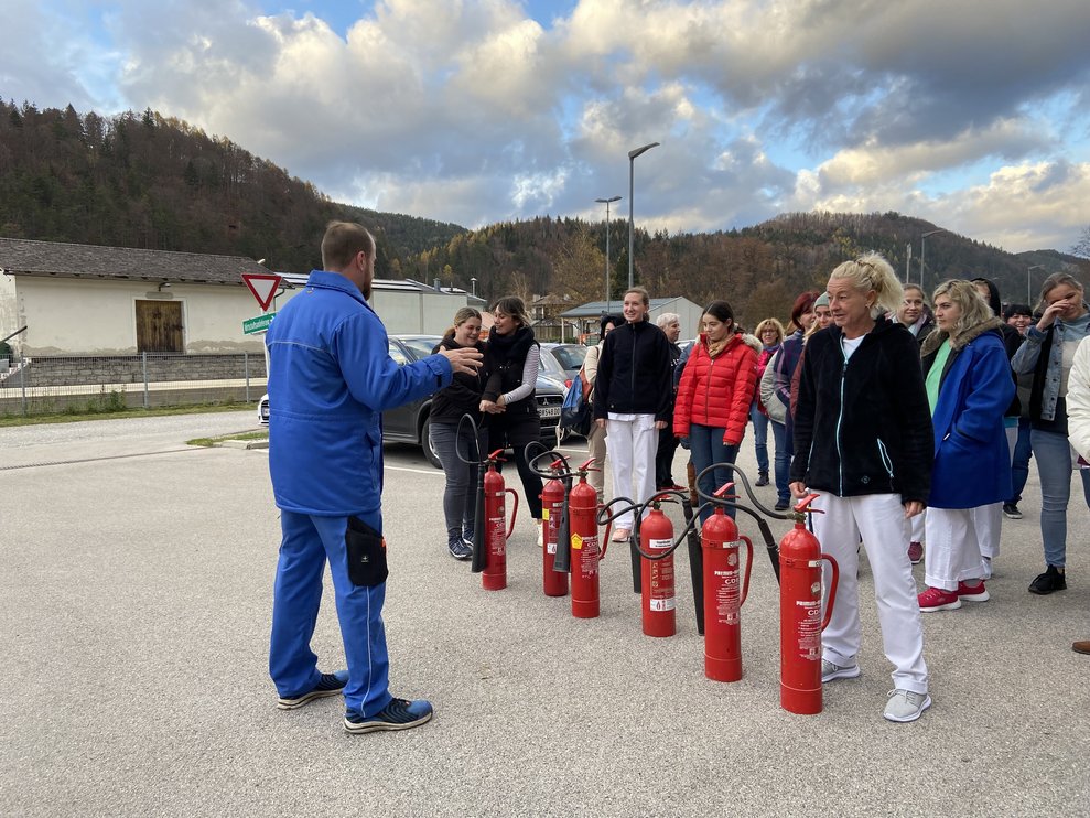 KollegInnen mit Feuerlöscher