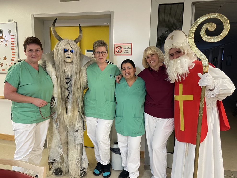Mitarbeiterinnen mit Nikolo und Krampus