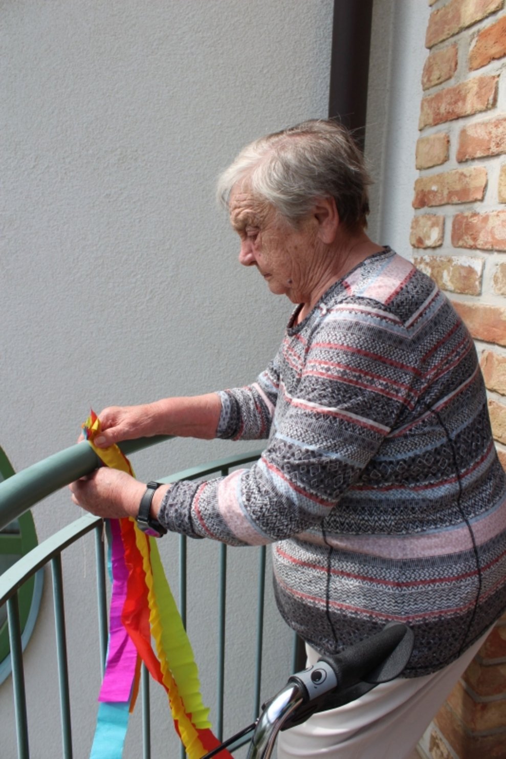Eine Bewohnerin am Balkon.