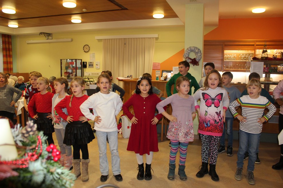 die Kinder führten im Kreis aufgestellt einen Tanz für den Nikolaus vor.