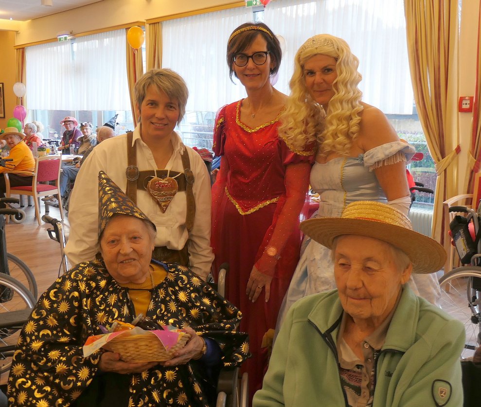 Fünf kostümierte Damen.