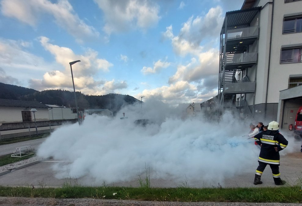 die Wolke eines Pulverfeuerlöschers