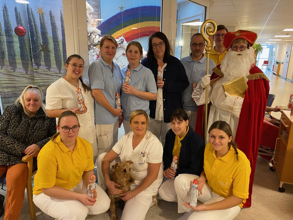 Das Team vom Regenbogen mit dem Nikolaus