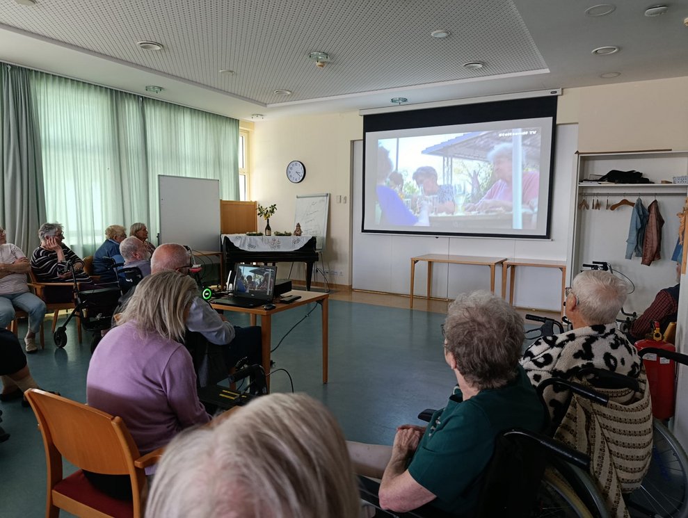 Foto auf Leinwand. Viele sitzende Personen.