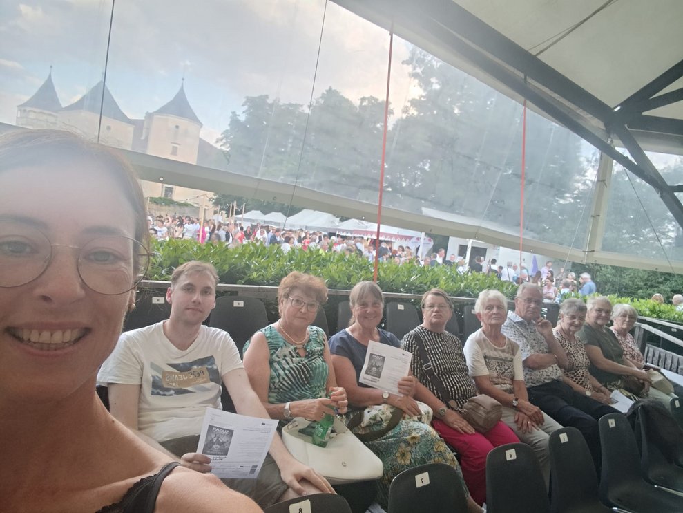 Gruppenfoto: Alltagsbegleiterin, MitarbeiterIn, ehrenamtlich Tätige. 