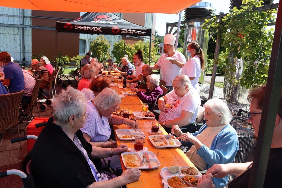 BewohnerInnen essen