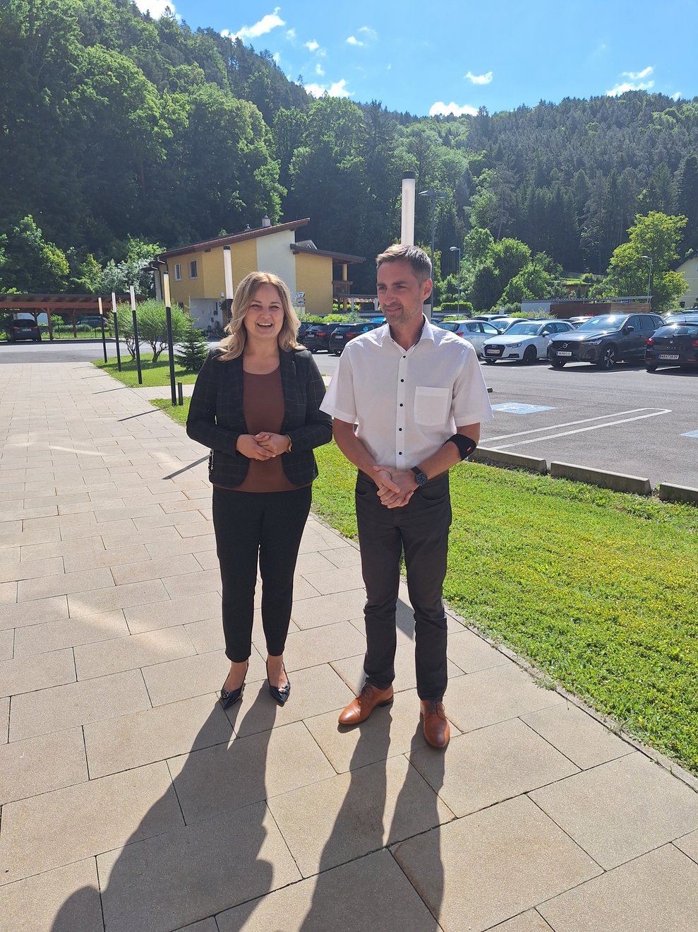 Unsere Pflegedirektorin Gabriela Blahova und unser stv. Kfm. Direktor Klaus Neubauer verabschieden die Ausflügler. Aufgrund vieler Termine ist es den beiden leider dieses Mal nicht möglich mitzugehen. 