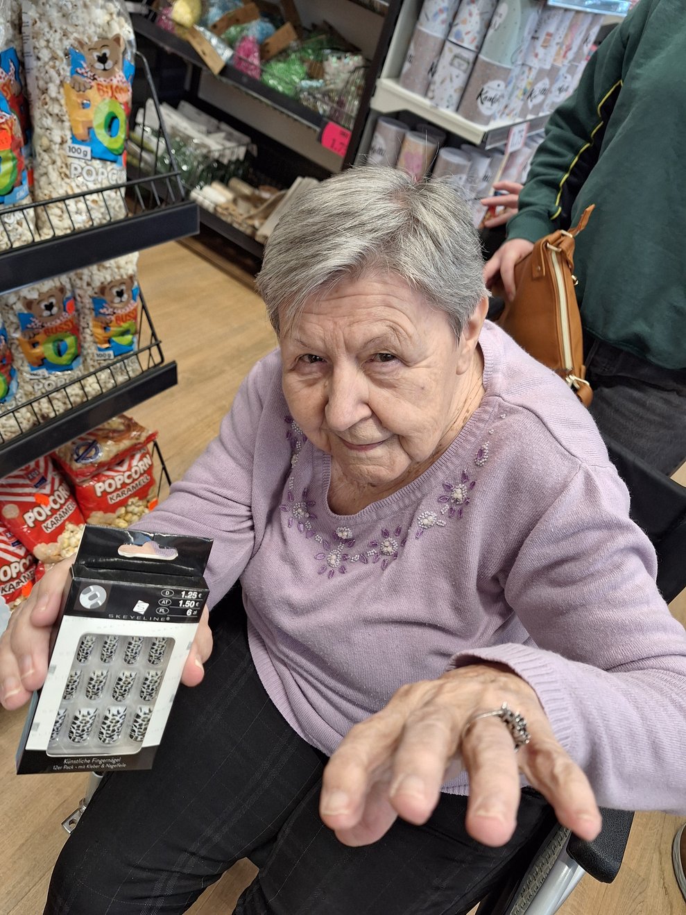 Sitzt perfekt. Frau Heissenberger hat etwas Passendes gefunden.