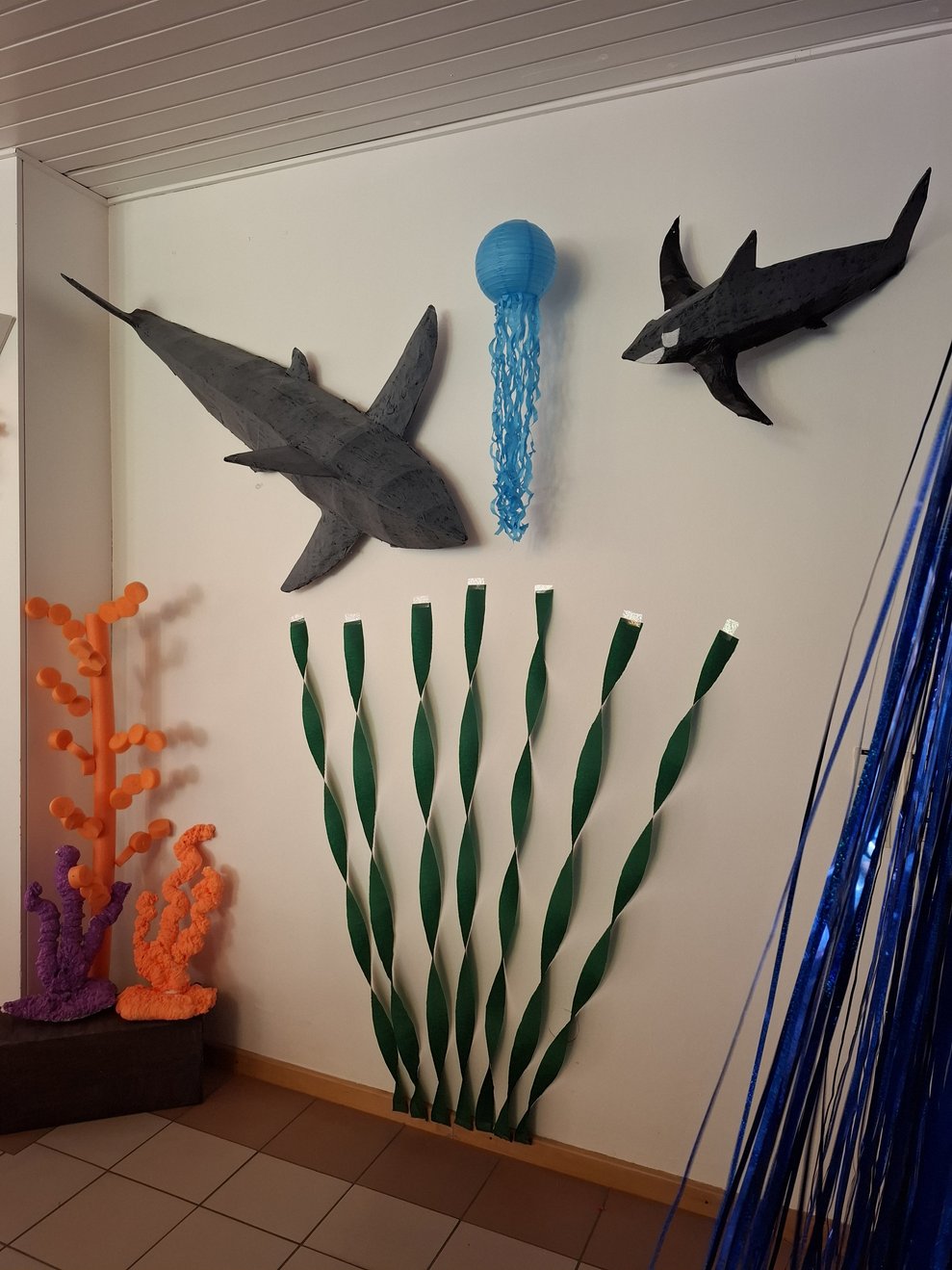 Ein echter Hingucker waren die großen Haifische an der Wand aus Karton. 