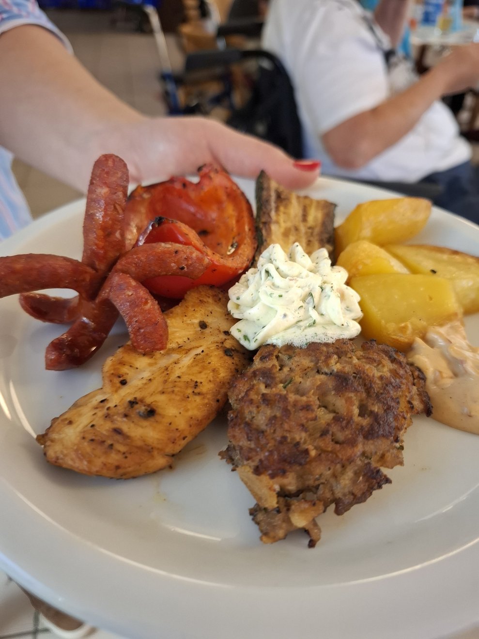 Unser Küchenteam zauberte einen ausgiebigen Grillteller mit vielen Köstlichkeiten.