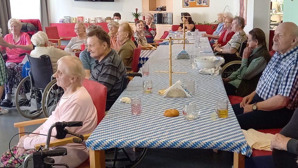 die Bewohner am Oktoberfesttisch