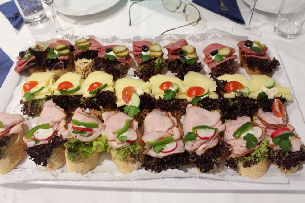Natürlich gehören auch belegte Brötchen zu einem gelungenen Geburtstagsfest.