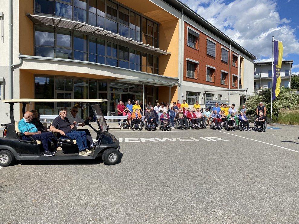 Einige werden mit dem Golfcar chauffiert.