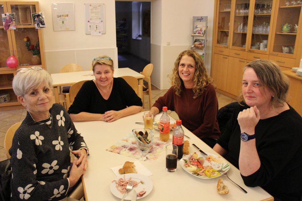 Vier Damen sitzen bei einem Tisch